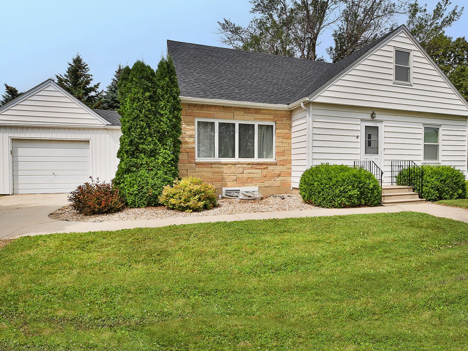 4 bed, 1920 sqft, $2,500 — Photo 1