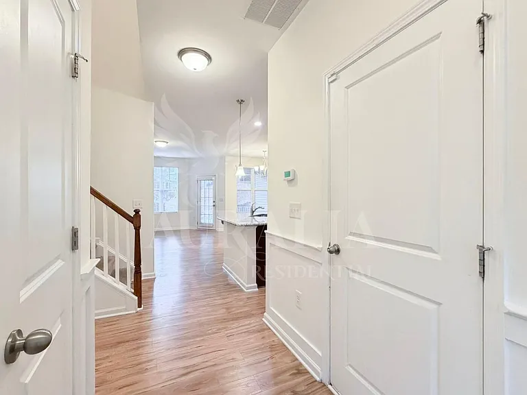907 Saratoga Dr — Photo 5