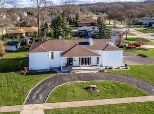 916 Meadview Dr, Seven Hills, OH 44131