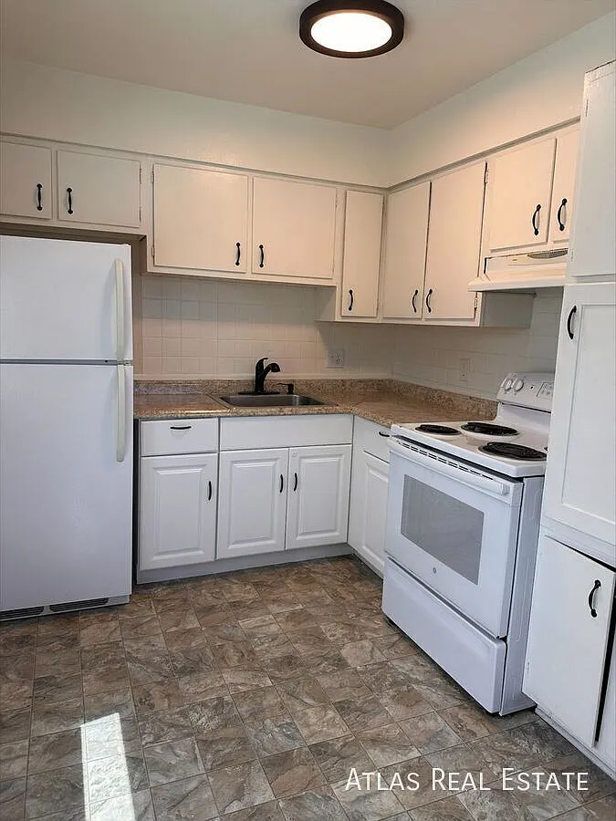 551 S Fairfax Street — Photo 2