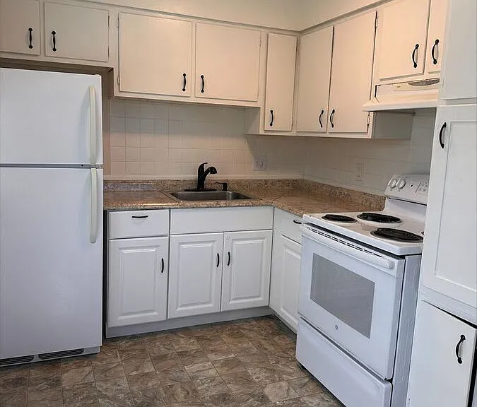 551 S Fairfax Street — Photo 2
