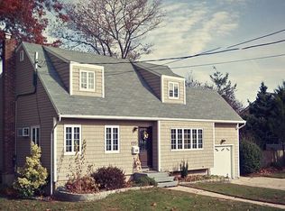 135 Smith St, Massapequa Park, NY 11762
