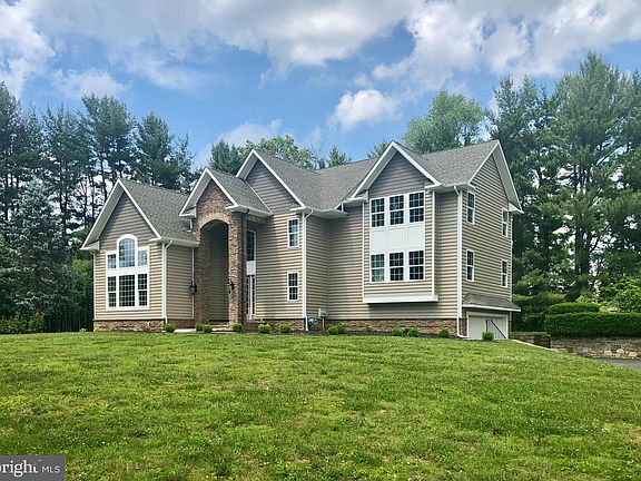 3rd image of 593 Newell Dr