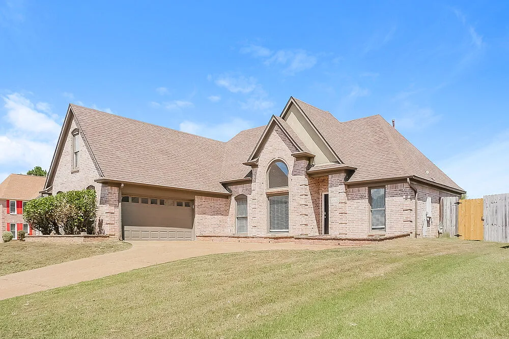 3 bed, 2.0 bath, 2051 sqft, $2,300 — Photo 4