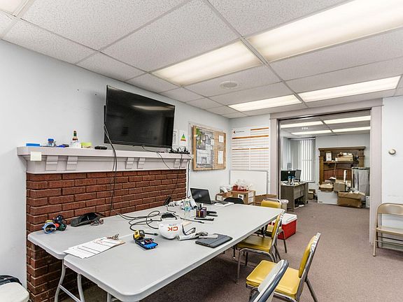 4th image of 37 W 2nd Ave