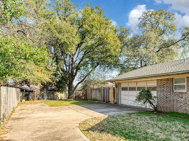 1605 Arrowhead Dr — Photo 4