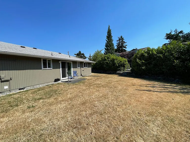 219 NE Kettle St — Photo 12