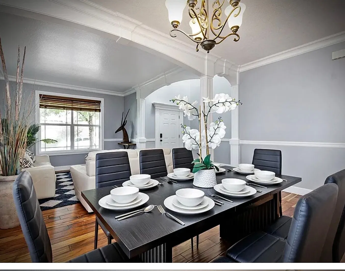 * Fully Furnished * -3 Levels, 7 Bedrooms , Lower Level Apartment With Separate Entrance *Home Ba... — Photo 4
