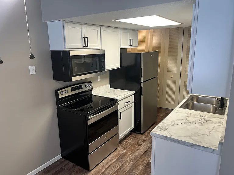 1725 Kenwood Ave — Photo 2