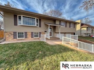 1112 Lafayette Dr, Papillion, NE 68046