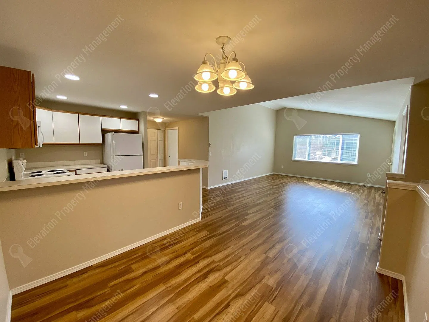 Bright 2 BR/2 BA Townhouse in Redmond — Photo 3