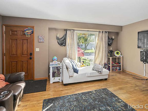 4th image of 4773 Bonneville Dr NE