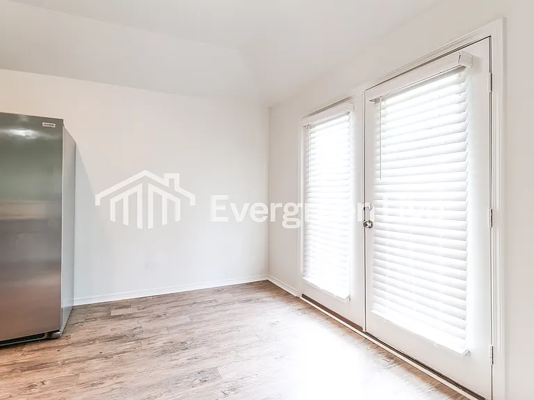 1092 Huntington Dr — Photo 4