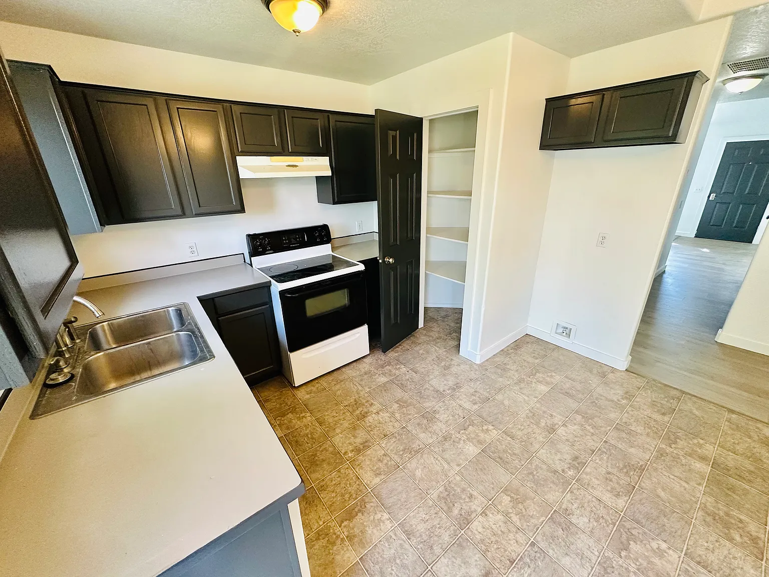 3 bed, 1144 sqft, $2,200 — Photo 2