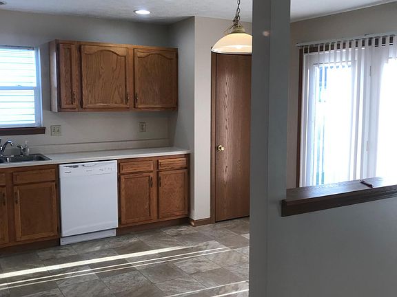 3rd image of 1036 Hornbeam Cir E