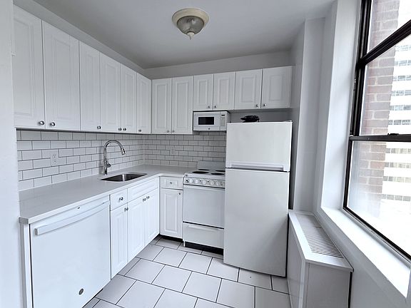 4th image of 132 E 45th St APT 11B