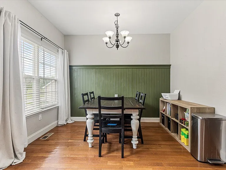 410 Ashbury Cir — Photo 10