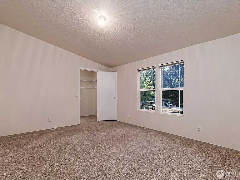 221 SE Fuchsia Ave — Photo 9