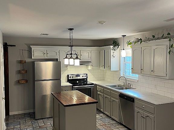 3rd image of 121 Rosedown Dr
