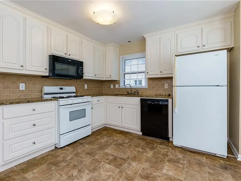 2890 Carrollton Ct — Photo 9
