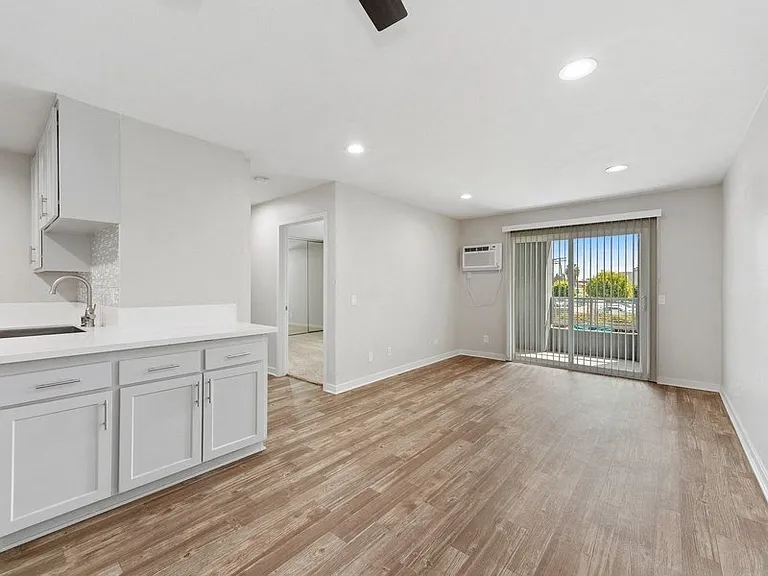 Pointe Luxe Apartment Homes — Photo 11