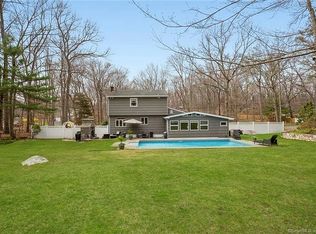 8 Stonehedge Rd, Norwalk, CT 06851