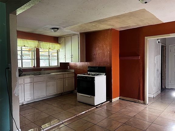3rd image of 7641 Delavan Dr