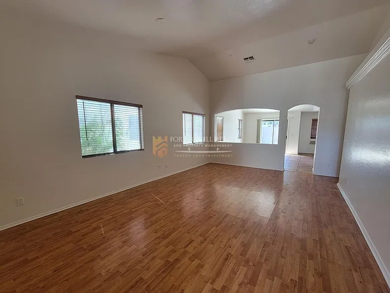 3133 W Huntington Dr — Photo 2