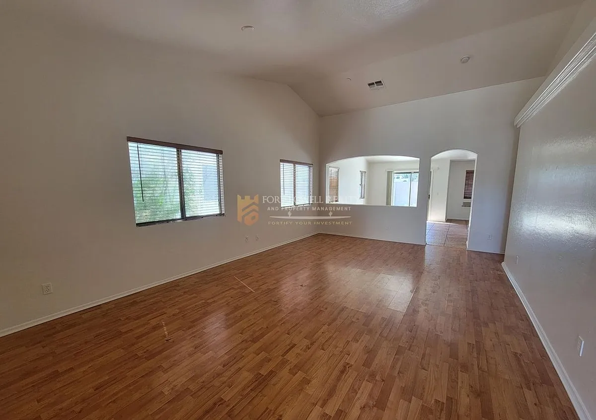 Building Photo - 3133 W Huntington Dr