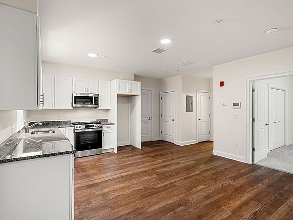 4th image of 10 Franklin Ave APT 104