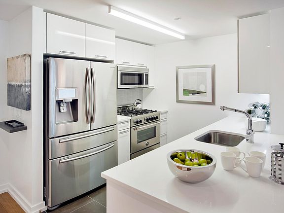 4th image of 227 W 77th St APT 5F
