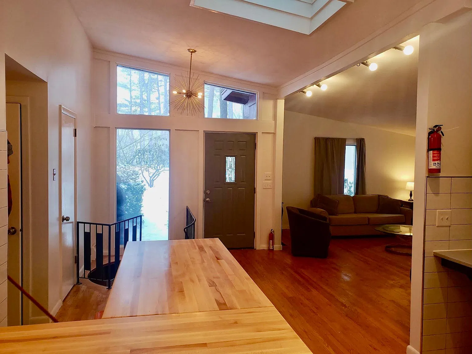 4 bed, 1.5 bath, 1282 sqft, $3,750 — Photo 2