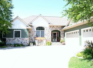 208 Red Fox Ct, Mason City, IA 50401