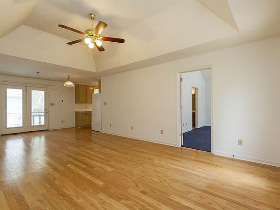 3rd image of 566 Autumndale Dr