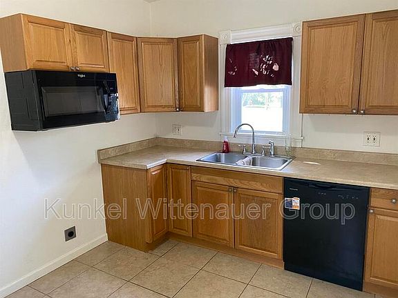4th image of 821 Edward St
