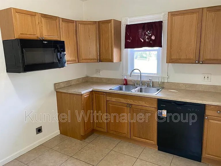 821 Edward St — Photo 4