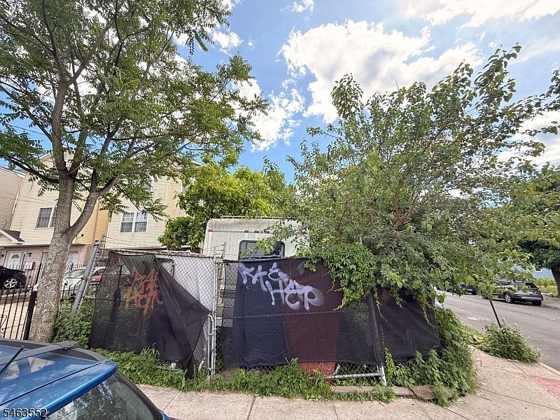 1st image of 524 Avon Ave