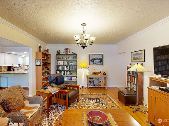 5th image of 1024 Bonnie Brae Street