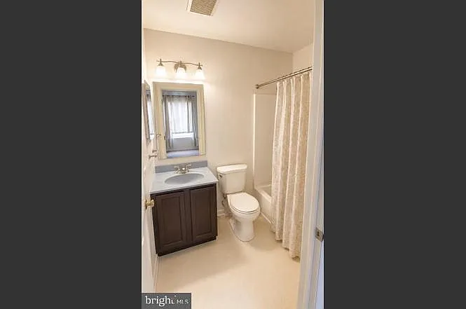 3 bed, 2.5 bath, 1425 sqft, $2,300 — Photo 1