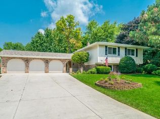 30 W Monterey Ave, Schaumburg, IL 60193