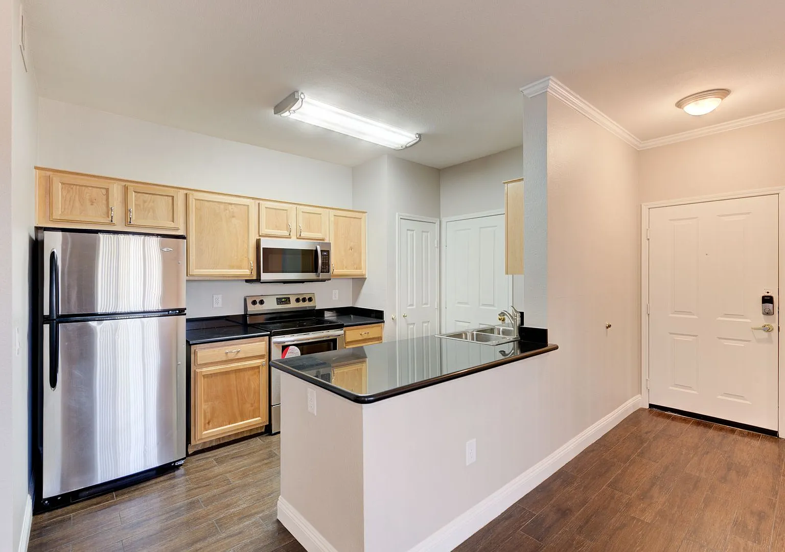 Cozy 1 bedroom condo in Seven Hills! — Photo 1
