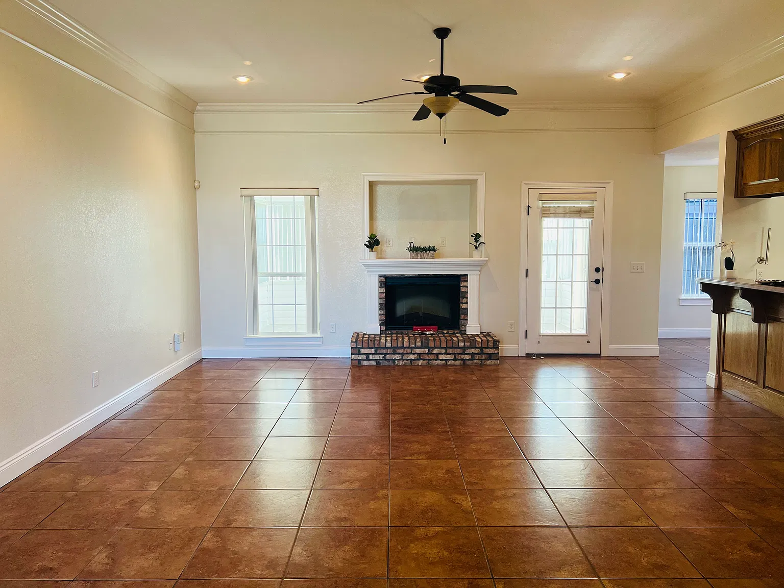 3 bed, 1924 sqft, $2,350 — Photo 4