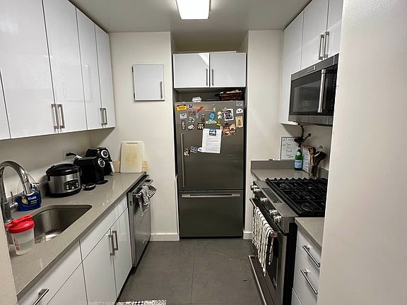5th image of 279 E 44th St APT 3O