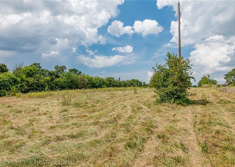 2nd image of 1855 Elm Springs Rd