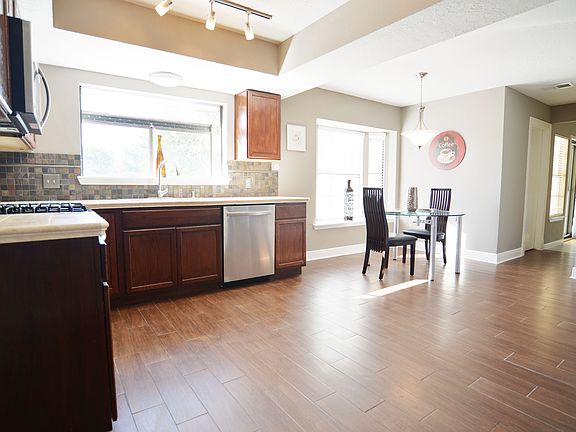 3rd image of 420 E Castle Harbour Dr