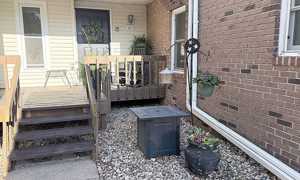 1st image of 903 N Linden St APT 21