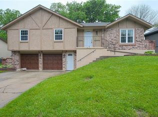 2424 S Viking Dr, Independence, MO 64057