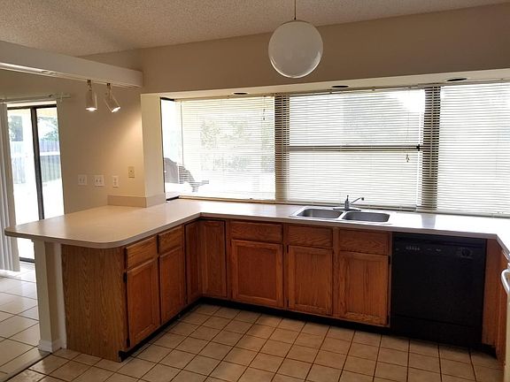 5th image of 1429 SE Proctor Ln
