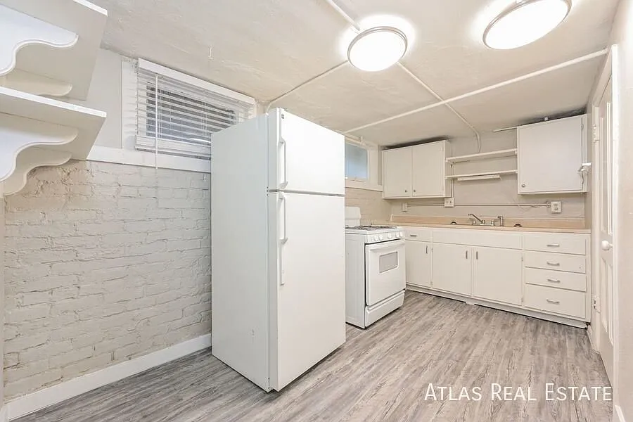 One Month Free! Spacious One-Bedroom Near Cheesman Park — Photo 2