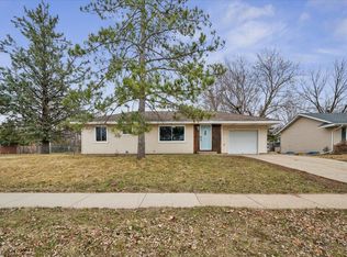 893 Oriole Dr, Apple Valley, MN 55124